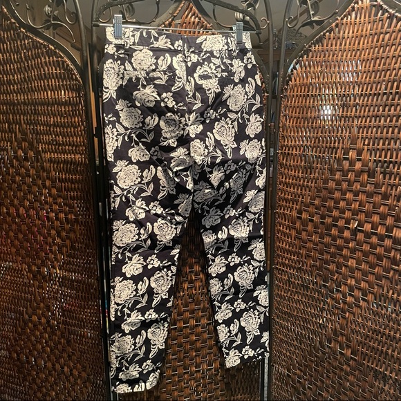 Gap navy and white floral skinny ankle pants - Picture 2 of 9